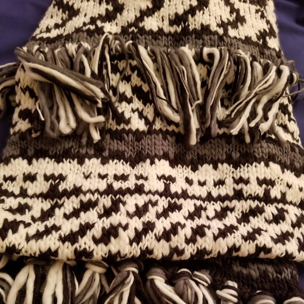 Nwot-Women's Winter wrap/shawl - Picture 5 of 6